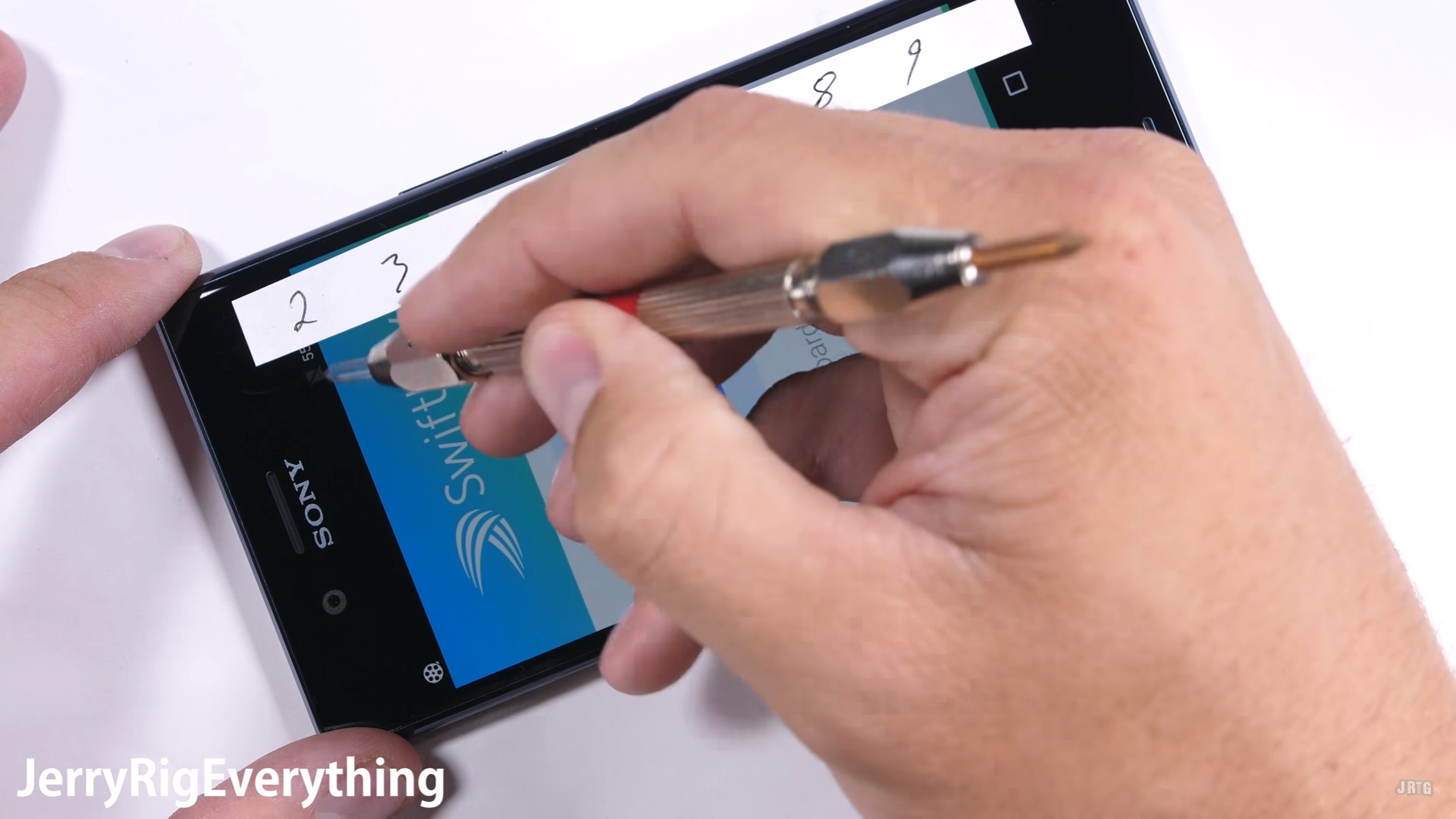 O smartphone Top de linha “Sony Xperia XZ Premium” passa por teste de durabilidade