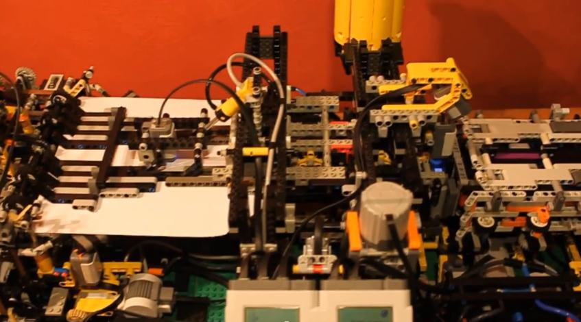 Máquina LEGO para fabricar aviones de papel