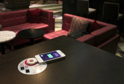 McDonald’s probará la carga inalámbrica de móviles en las mesas de algunos de sus restaurantes europeos Carga inalámbrica en los restaurantes McDonald
