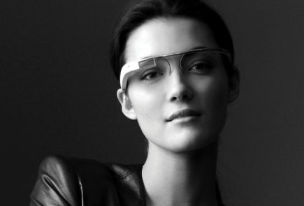 Modelo con Google Glass
