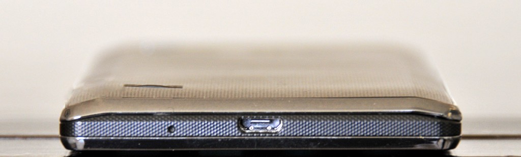 LG Optimus L9 - abajo
