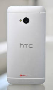 HTC One atras