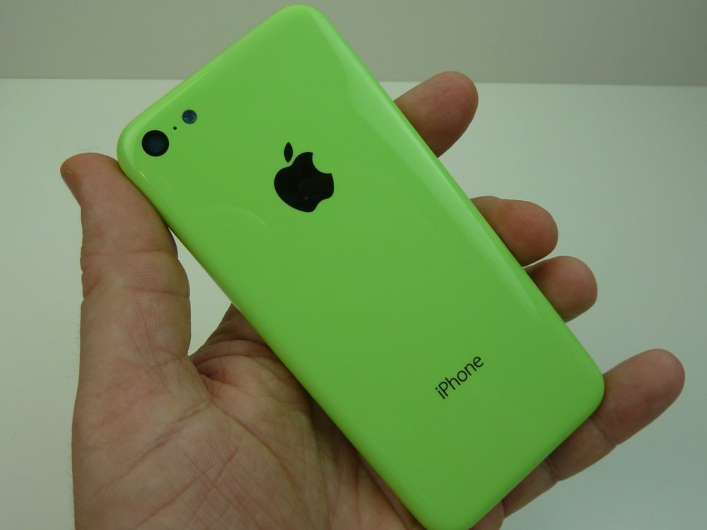 La carcasa de un iPhone 5C (el iPhone de bajo coste) verde se deja ver con todo lujo de detalles en estas imágenes filtradas