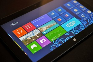 Microsoft Surface RT tablet apoyada