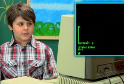 Niños usando ordenadores antiguos