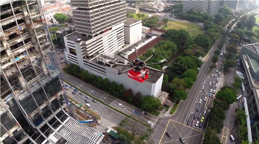 Drones llevando Coca-Cola