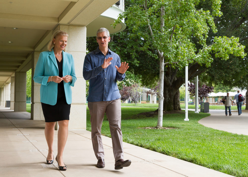 Tim Cook y Ginni Rometty