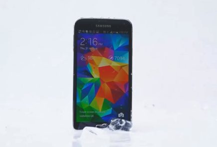 El Samsung Galaxy S5 se somete al «Ice Bucket Challenge» y nomina al iPhone 5s, HTC One M8 y Nokia Lumia 930 Ice Bucket Challenge