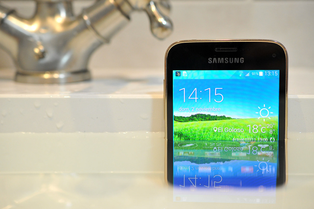 Samsung Galaxy S5 mini - en agua