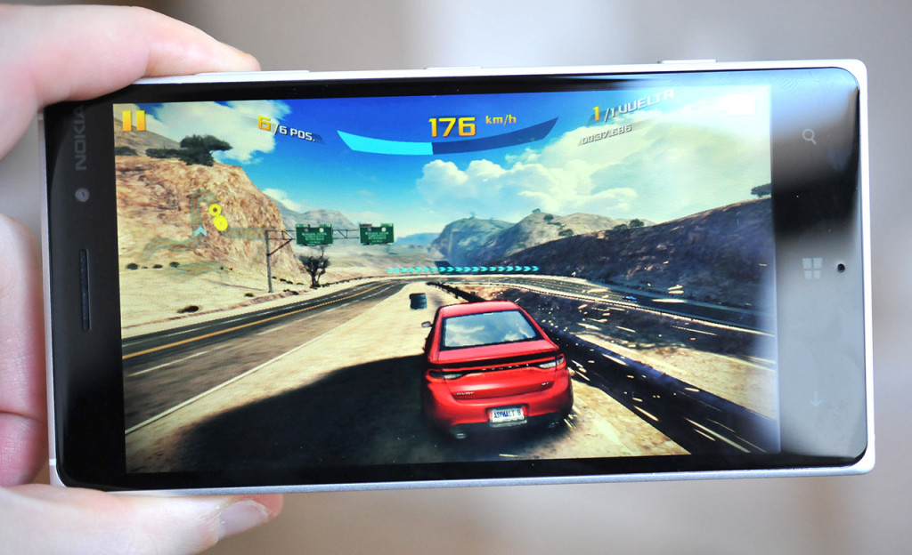 Nokia Lumia 830 - juego Asphalt,jpg