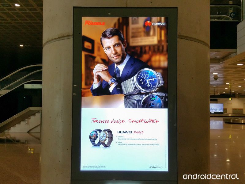 Huawei Watch se deja ver en un anuncio en el aeropuerto de Barcelona #MWC2015