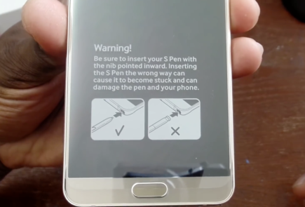 Los nuevos Samsung Galaxy Note 5 llegan con una etiqueta adhesiva que te explica la forma correcta de insertar el S Pen