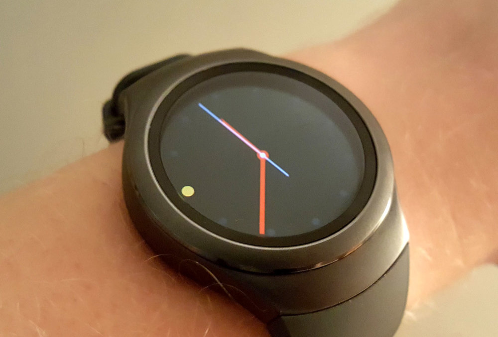 ¿Qué ese punto amarillo que ha empezado a aparecer en la pantalla del Samsung Gear S2?