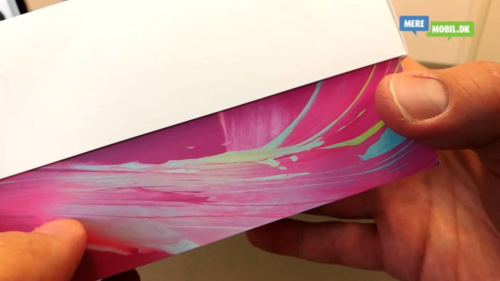 El primer unboxing del Sony Xperia X muestra una caja con un diseño interior muy colorido