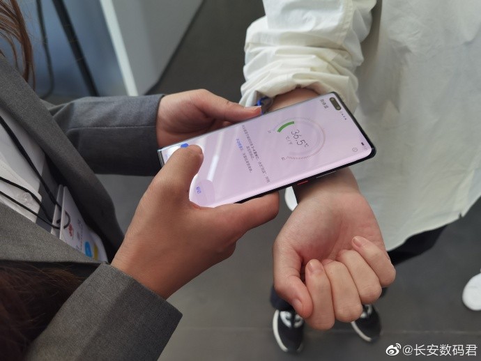 ¿Necesitas un termómetro? El Huawei Mate 40 RS de 2.295€ trae uno