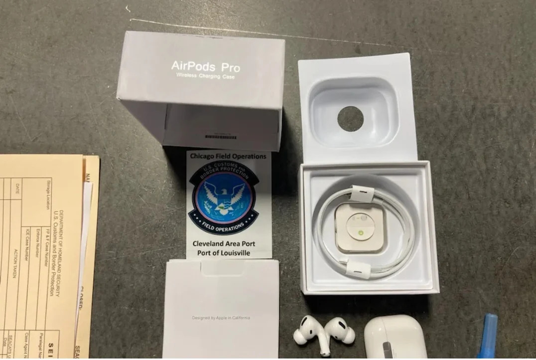 360.000 AirPods falsos por valor de $62M confiscados en la frontera de  EE.UU.