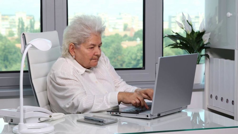Una mujer de 86 años y su hijo estafaron $12M con un supuesto superordenador infalible para invertir