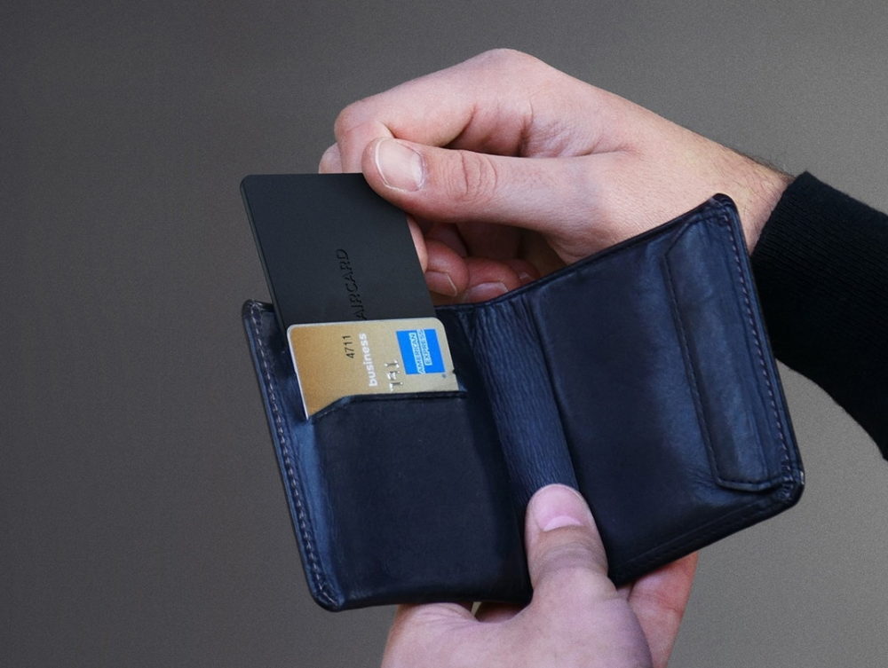 Por fin, una compañía lanza una AirTag con forma de tarjeta de crédito