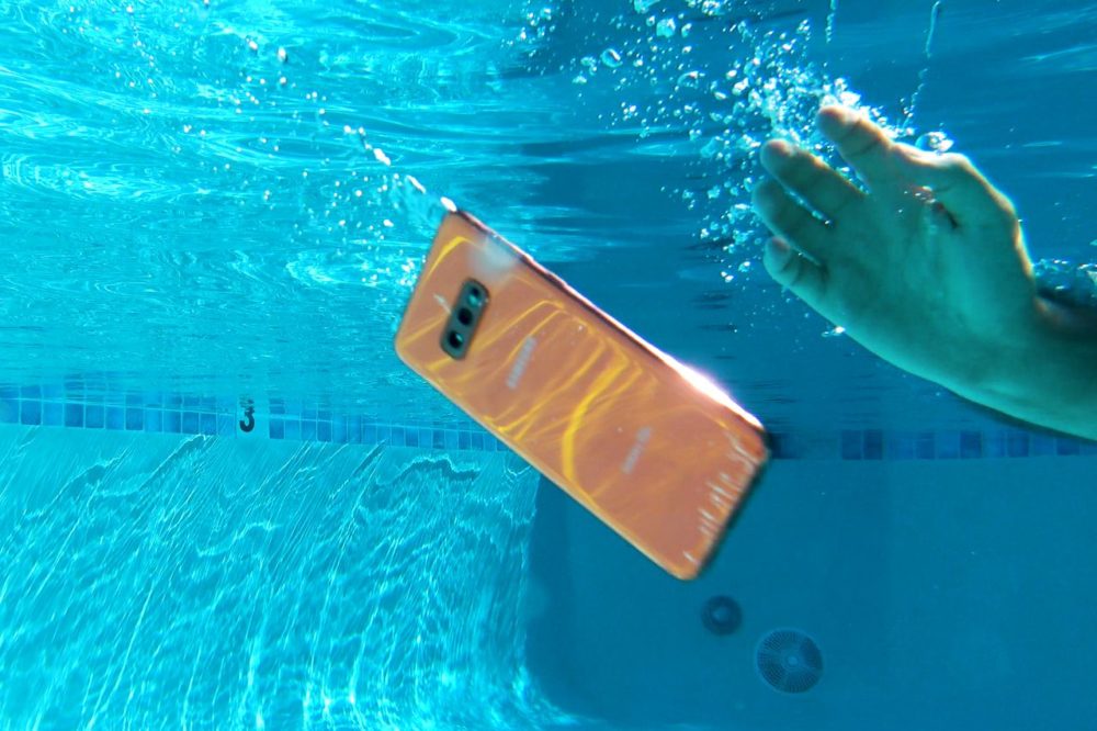 Cómo secar tu smartphone si se ha caído al agua (sin usar arroz)