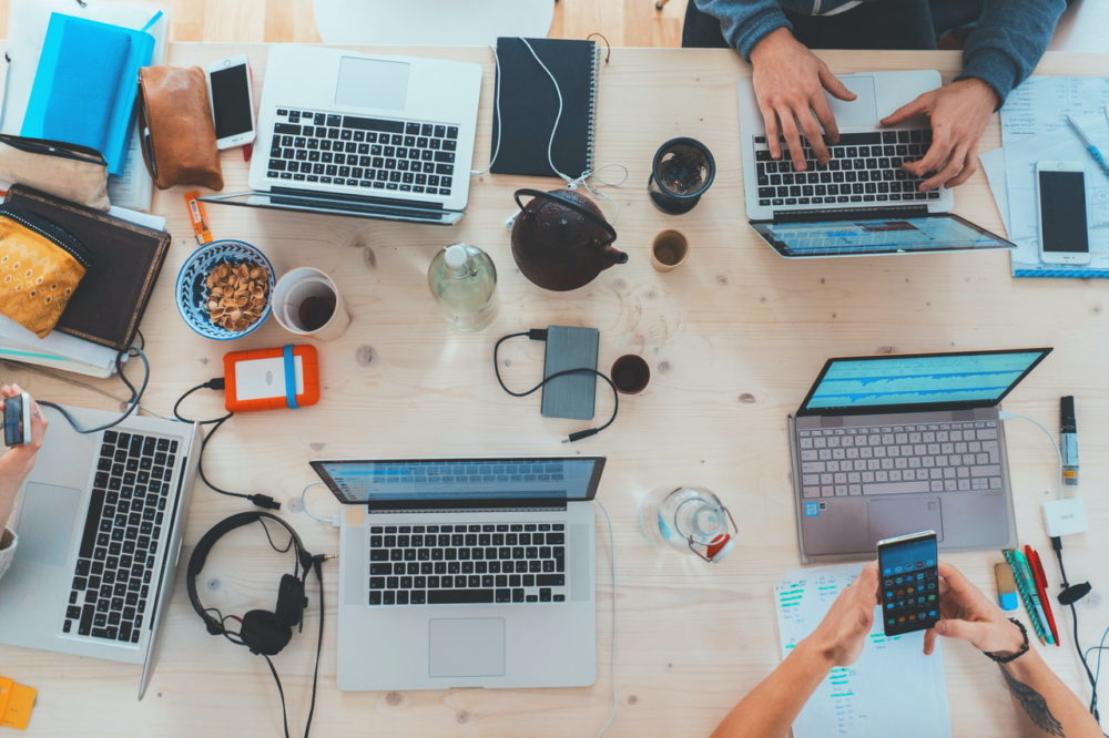 Estas son las novedades que llegarán a Microsoft Teams en marzo Ordenadores en una mesa