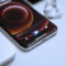 Apple permitirá reemplazar Siri con otros asistentes usando el botón lateral del iPhone