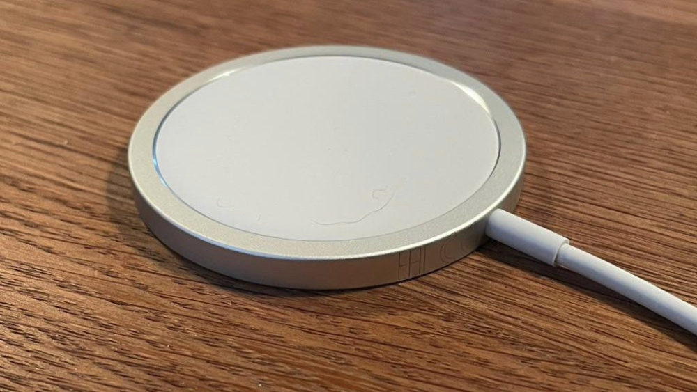 Sabías que el cargador MagSafe también recibe actualizaciones de software?  Hoy toca actualizar