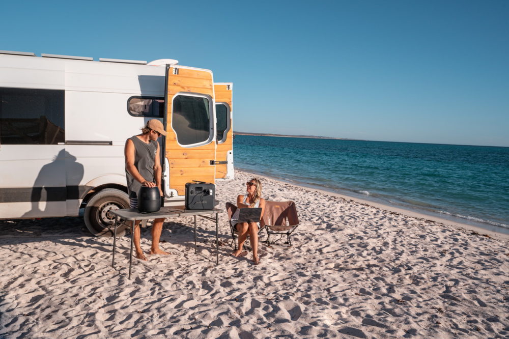 Esta nevera para acampadas se alimenta con energía solar y también carga tu  móvil