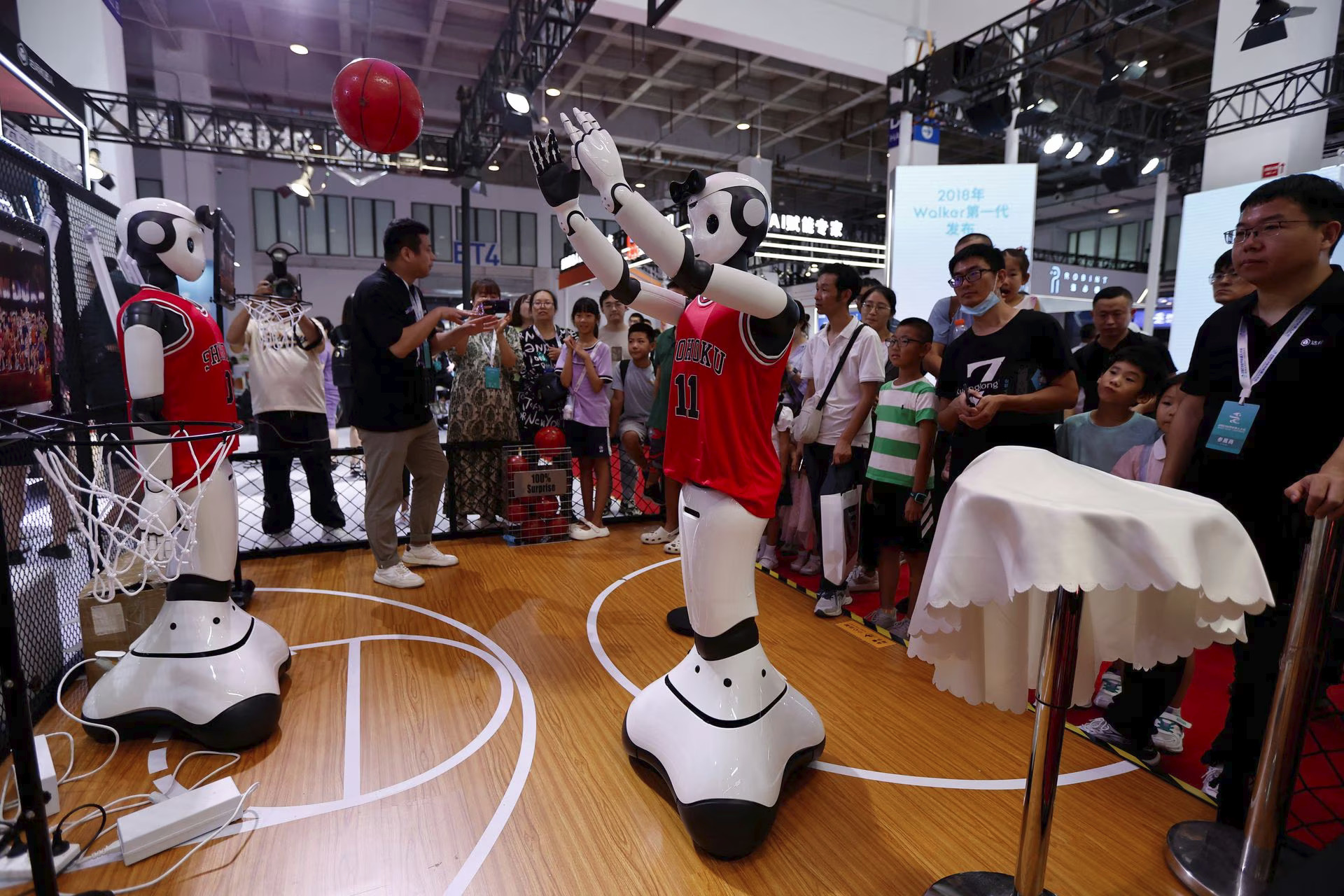 Robot jugando a baloncesto