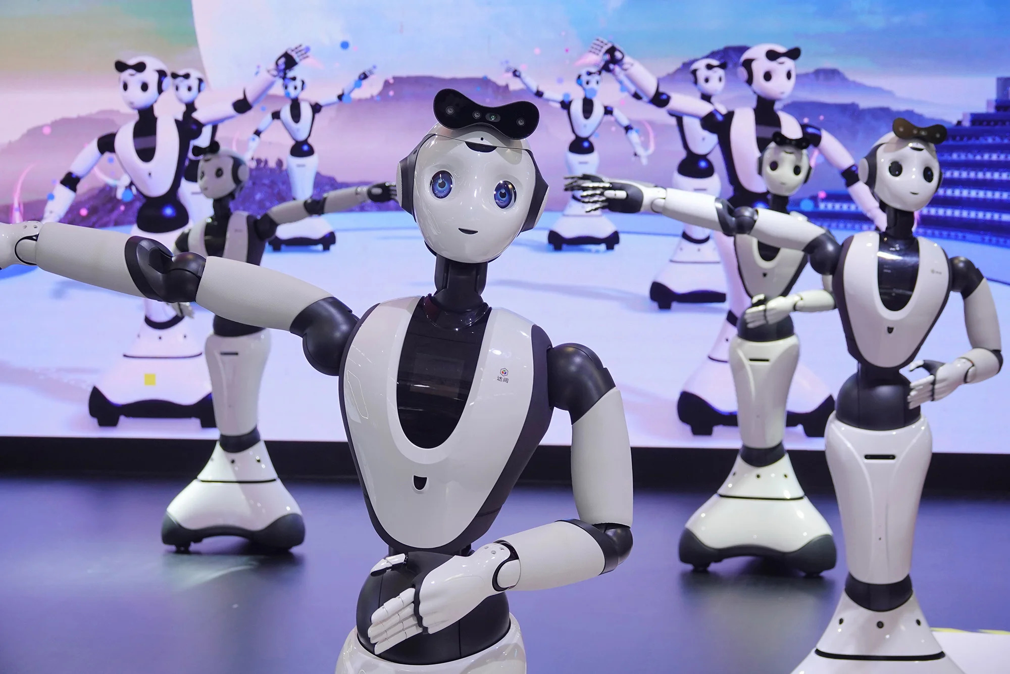 Robots humanoides bailan