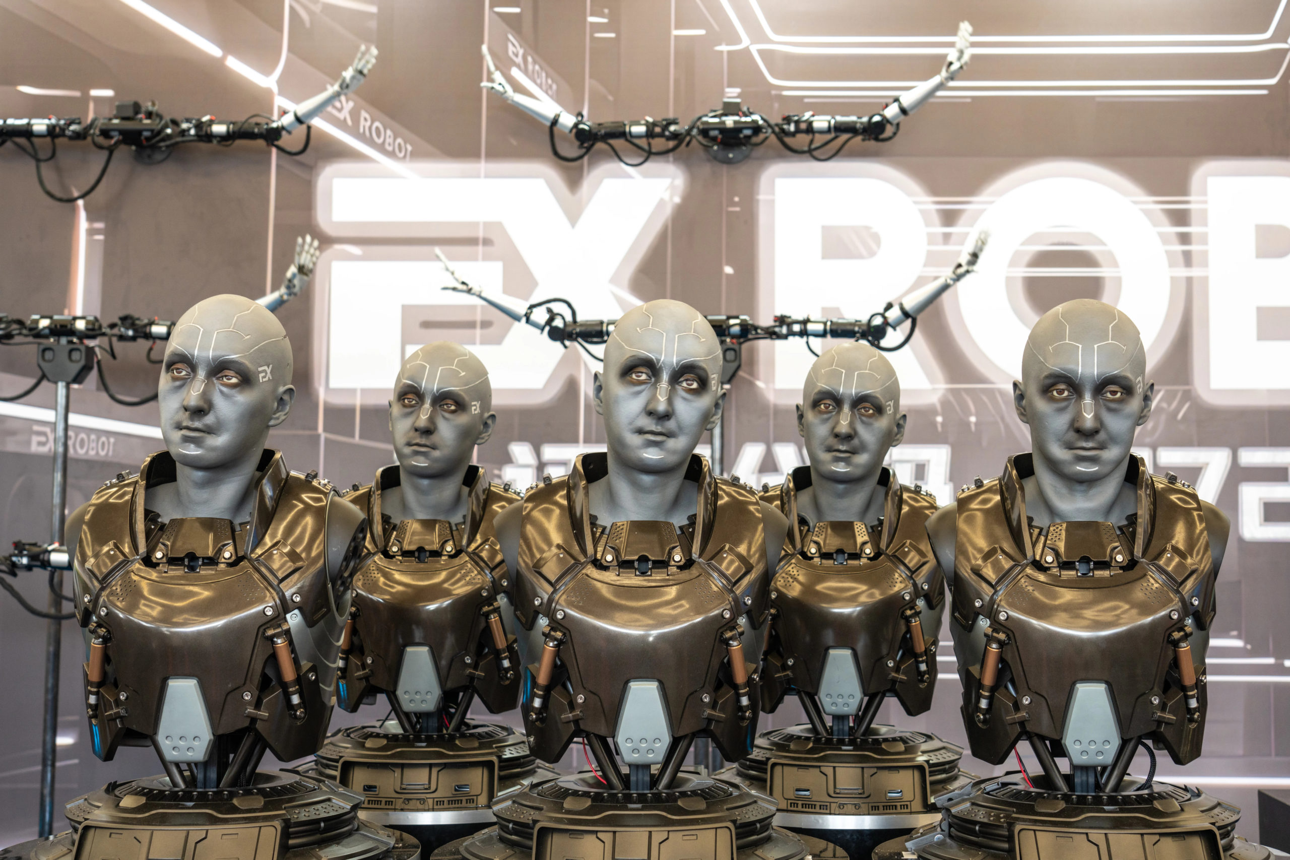 Robots humanoides se exhiben en el stand de EX Robots