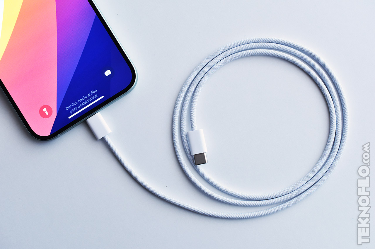 Está limitada la carga del iPhone 15 con cables/cargadores de terceros?