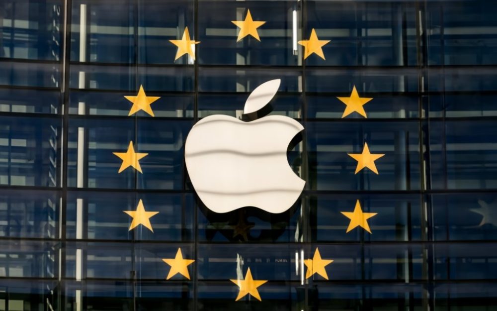 Logo de Apple en medio de 12 estrellas de la Union Europea (UE)