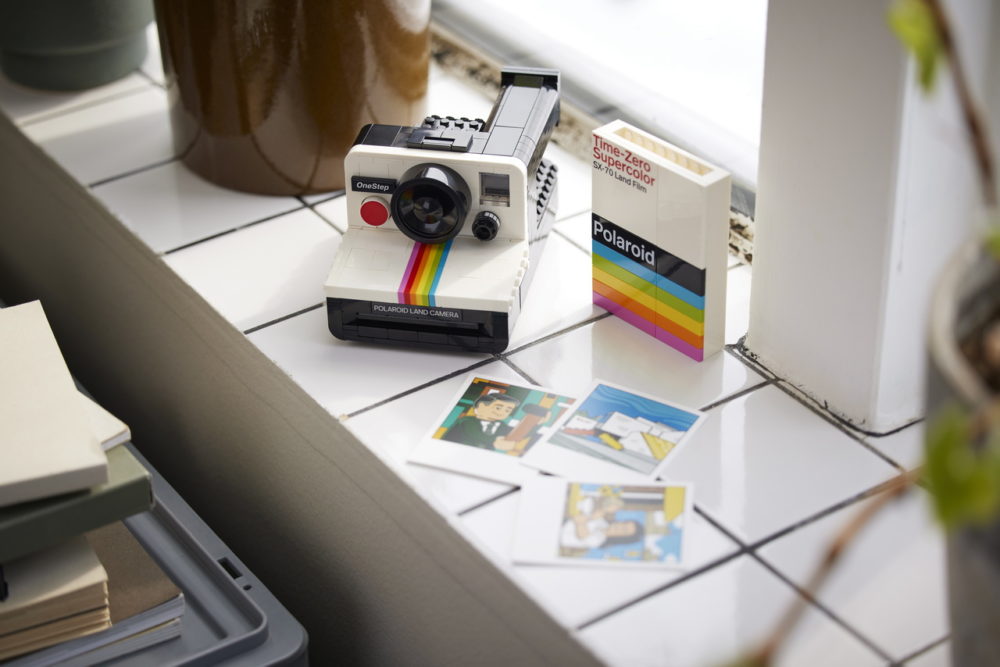 LEGO lanza un set que recrea la icónica cámara Polaroid OneStep SX-70