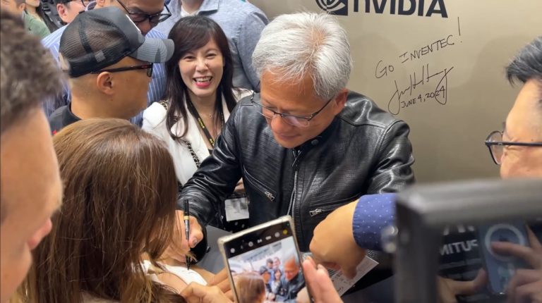 Imagen del día: El CEO de Nvidia deja su firma sobre el pecho de una mujer