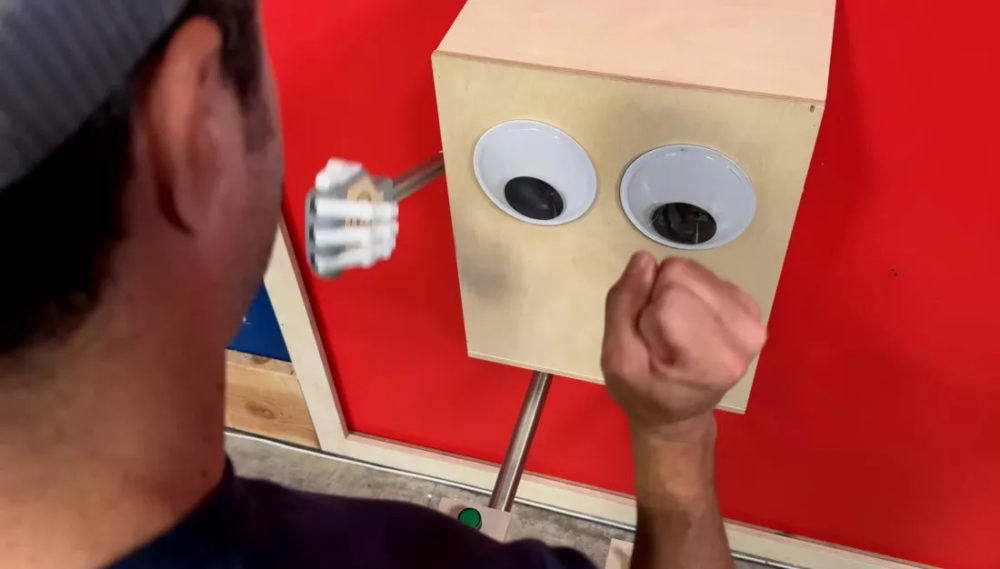 Si puedes vencer a este robot jugando a piedra-papel-tijeras, te llevarás $10.000 a casa