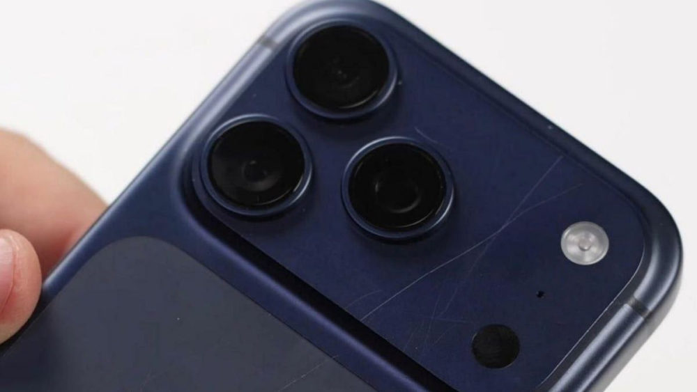 Apple explica el truco para limpiar los arañazos del iPhone 17 Pro… ¡y funciona!