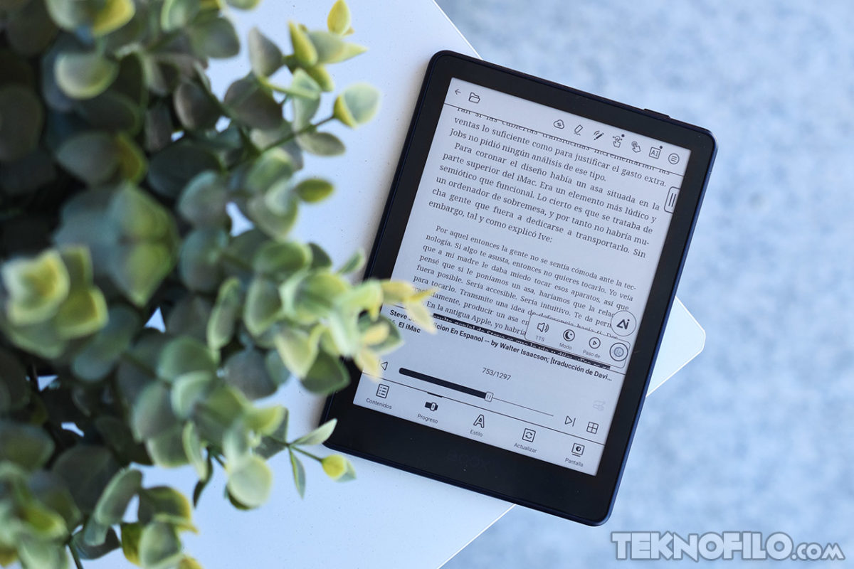 Análisis del lector BOOX Go 6 (Gen. II) y el pasador de páginas BOOX Tappy Ebook lector sobre mesa blanca junto a una planta, con texto en pantalla y botones de control visibles.