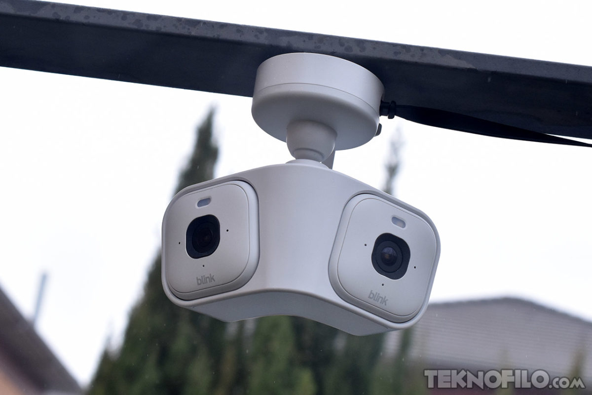 Análisis de Blink Arc: Dos cámaras Mini 2K+ unidas para visión panorámica Cámara de seguridad blanca Blink montada en el exterior con doble lente para vigilancia.