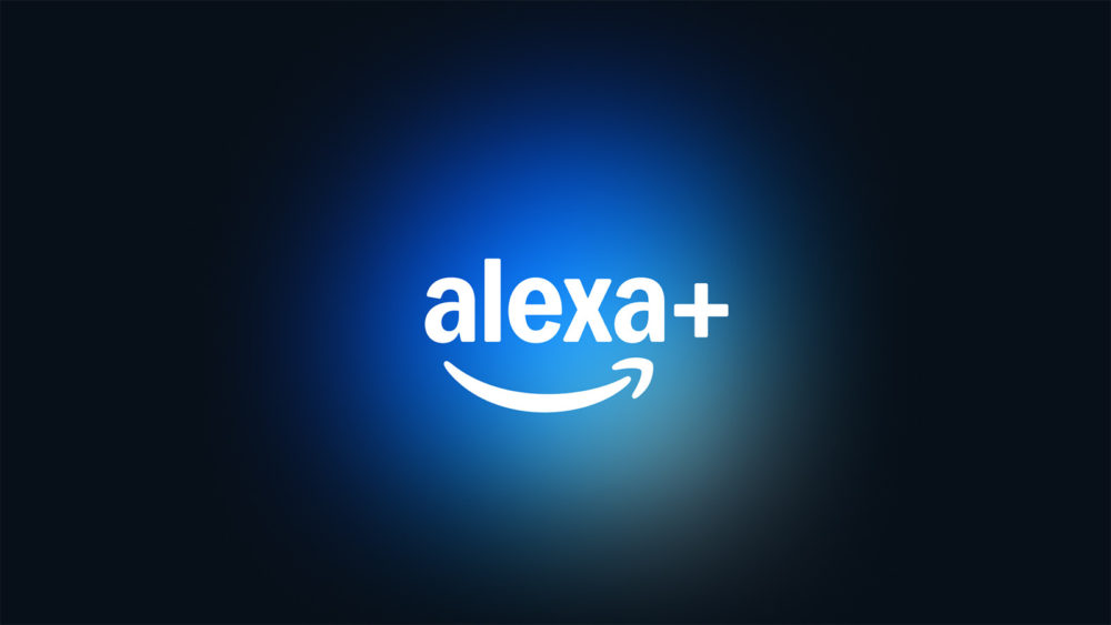 Logotipo de Alexa+ en fondo azul oscuro, con texto blanco y sonrisa característica debajo de Alexa.