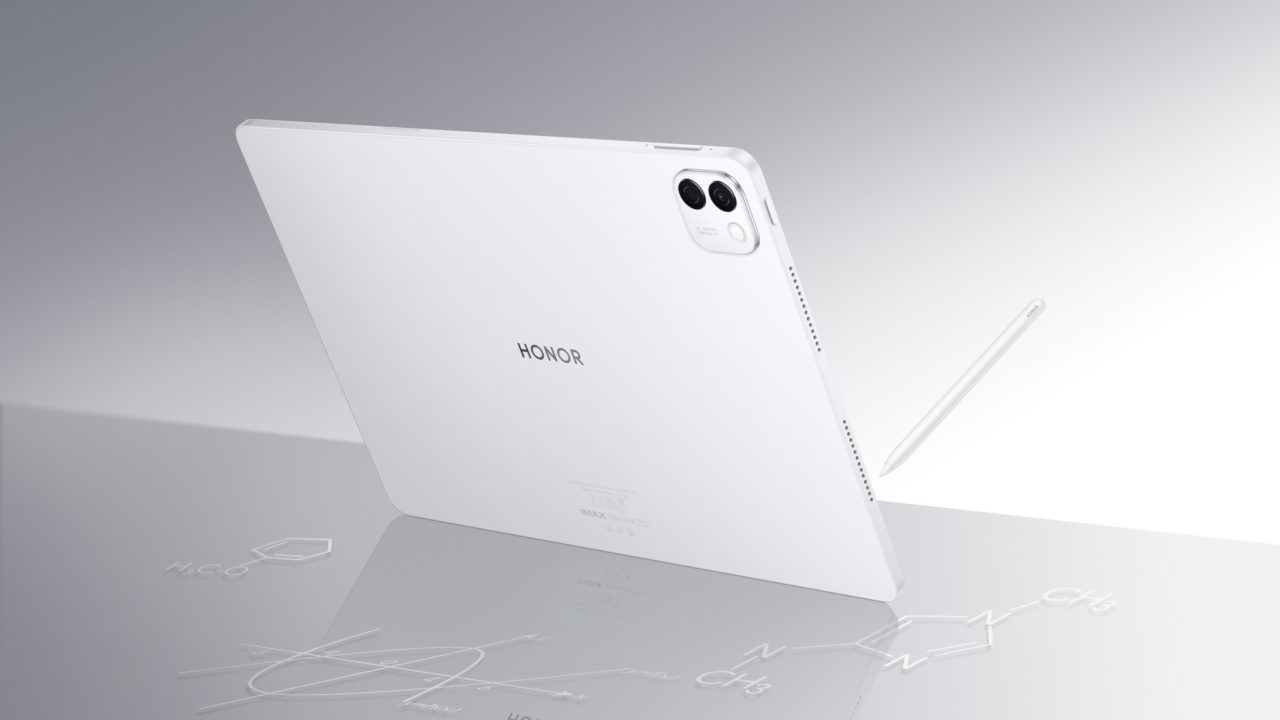 Tableta Honor blanca con lápiz óptico en ángulo lateral, mostrando diseño elegante y moderno.