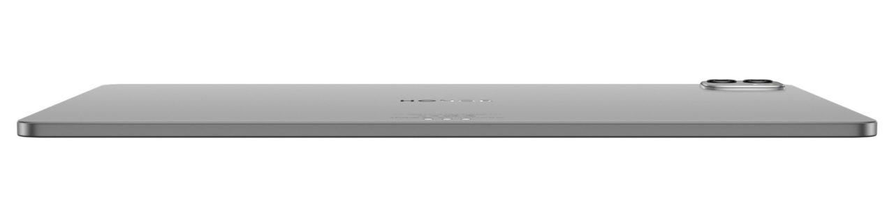 Parte trasera de una tablet plateada con cámara dual, destacando su diseño delgado y elegante.