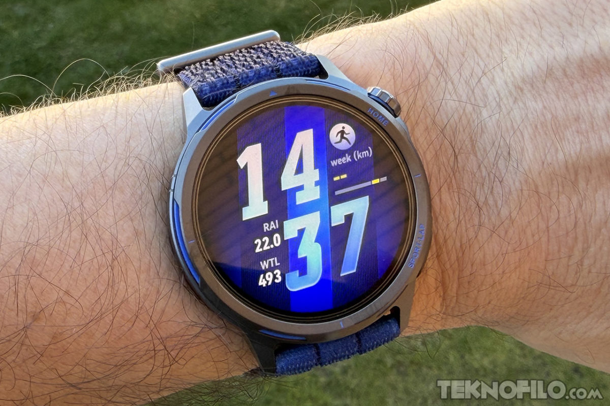 HUAWEI Watch GT Runner 2: Análisis a fondo y opinión Reloj inteligente con correa azul mostrando kilómetros semanales en la muñeca de una persona al aire libre.