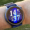 HUAWEI Watch GT Runner 2: Análisis a fondo y opinión Reloj inteligente con correa azul mostrando kilómetros semanales en la muñeca de una persona al aire libre.