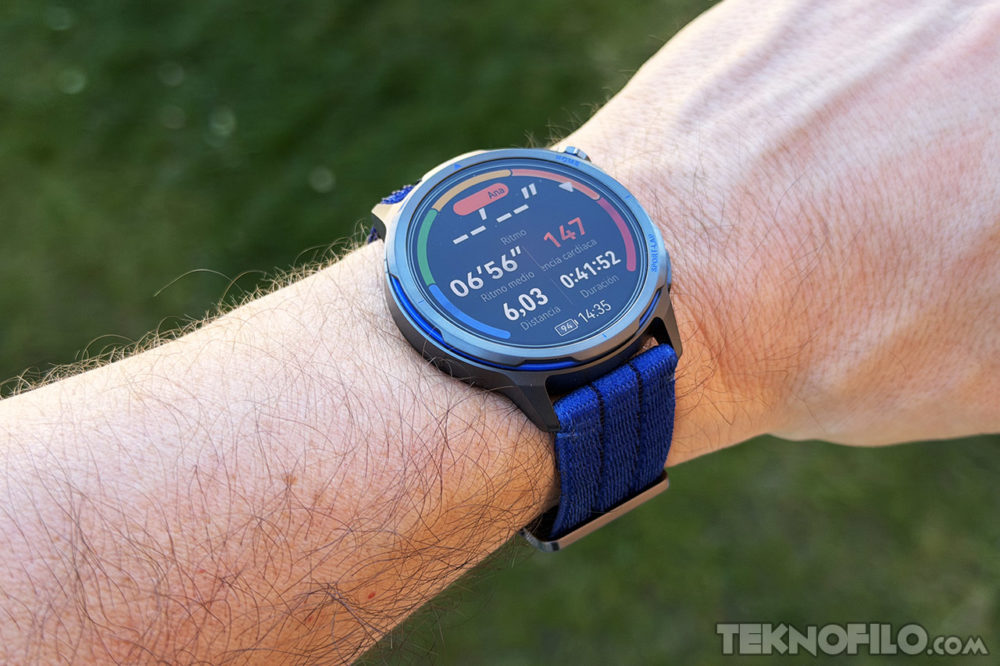 Apple abre el iPhone a otros smartwatches… pero con condiciones muy estrictas Reloj inteligente deportivo en muñeca, mostrando datos de ejercicio como ritmo, distancia y frecuencia cardíaca.