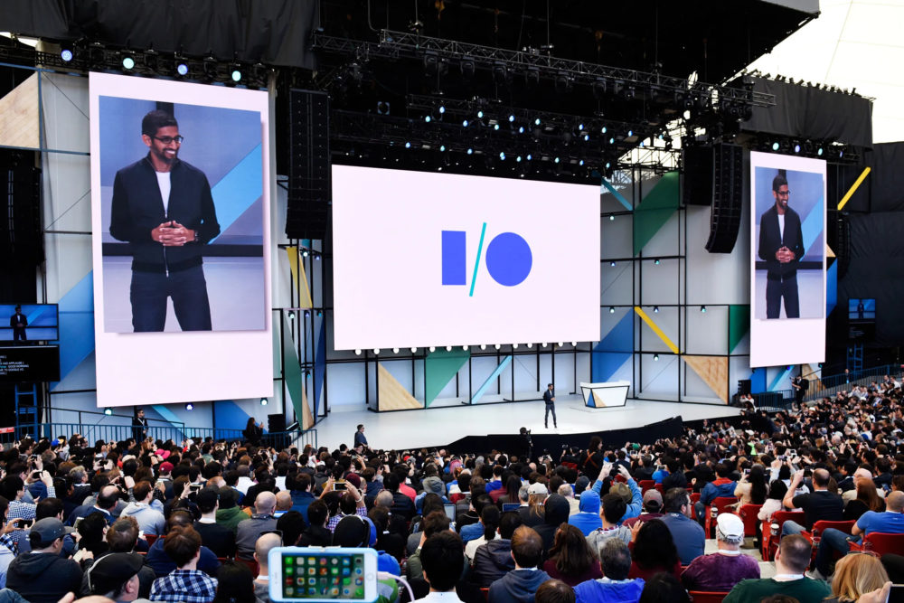 Google I/O 2026 ya tiene fecha: esto es todo lo que podríamos ver en el gran evento de Google Conferencia de tecnología con ponente en escenario y gran audiencia, logotipo en pantalla gigante, evento de innovación.
