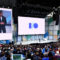 Google I/O 2026 ya tiene fecha: esto es todo lo que podríamos ver en el gran evento de Google Conferencia de tecnología con ponente en escenario y gran audiencia, logotipo en pantalla gigante, evento de innovación.
