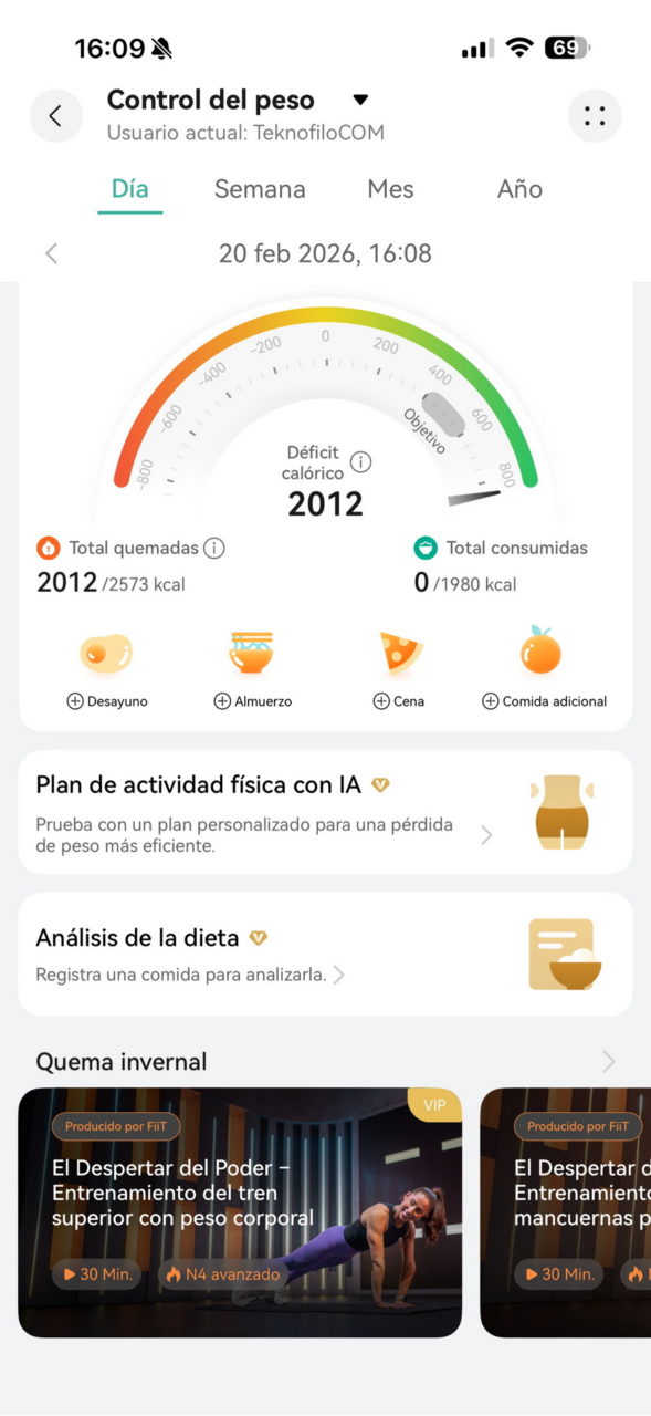 Aplicación de control de peso, muestra déficit calórico, actividades, plan de dieta y ejercicio personalizado.