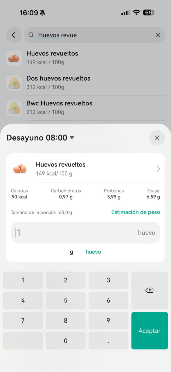 Pantalla de app con datos nutricionales de huevos revueltos: calorías, carbohidratos, proteínas y grasa.