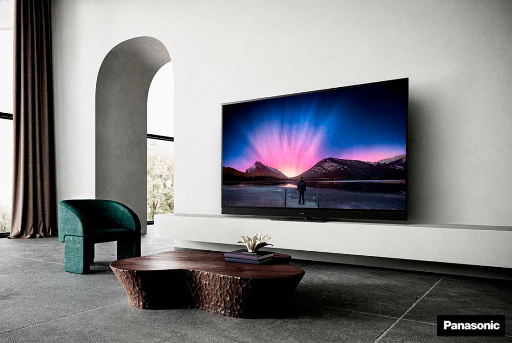 Fin de una era: Panasonic dejará de fabricar sus propios televisores Sala moderna con TV grande mostrando paisaje nocturno. Decoración elegante y minimalista.