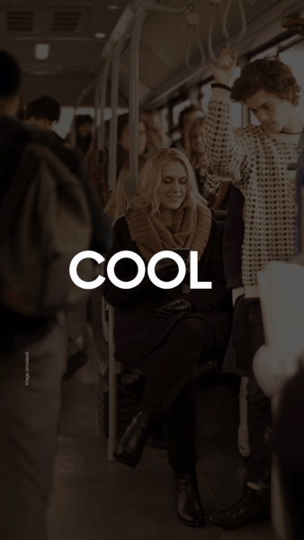 Gente viajando en un autobús, con una mujer sonriendo en el asiento central. Letras COOL resaltan en la imagen.